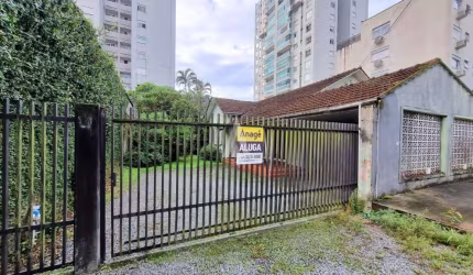 Casa com 3 quartos, 1 banheiro social, área de churrasqueira, jardim espaçoso e 1 vaga de garagem coberta.