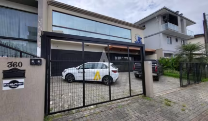 Apartamento espaço com 02 dormitórios, 01 banheiro, 01 lavabo, ampla cozinha com armarios sob medida, sala de estar  jantar