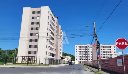 Apartamento 02 quartos no bairro Floresta, em home club com piscina, e cozinha com móveis planejados.