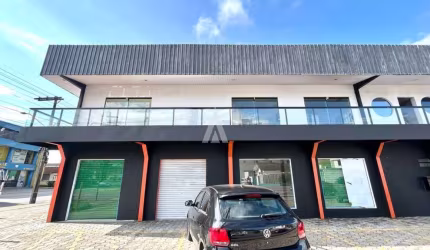Sala comercial com 43,99m² com duas divisórias e lavabo, bairro Iririú.