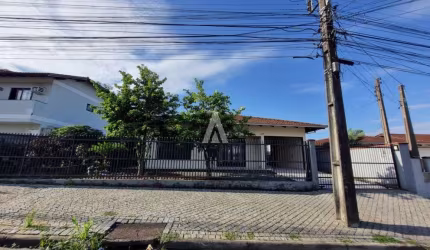 CASA SEMIMOBILIADA COM 03 QUARTOS COM AR CONDICIONADO SENDO 02 SUÍTES NO SAGUAÇU