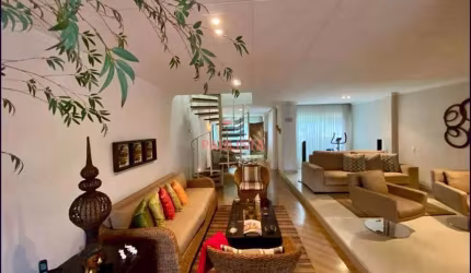 Casa a venda com 3 dormitórios e 3 vagas com vista para o Parque Aclimação, em ótima localização.
