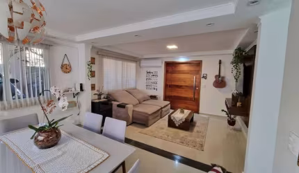 Linda casa com 3 dormitórios, sendo 1 suíte, em condomínio fechado!