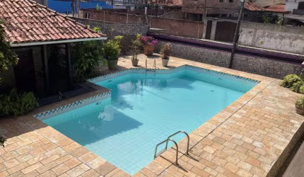 Casa à venda com 07 quartos sendo 03 suítes, super área de lazer com piscina e espaço para salão de jogos