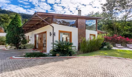 Casa com 4 quartos em condomínio em Itaipava, Petrópolis.