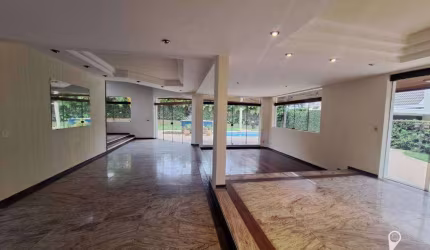 Casa de Esquina para alugar por R$ 30.000/mês - Alphaville 02 - Barueri/SP
