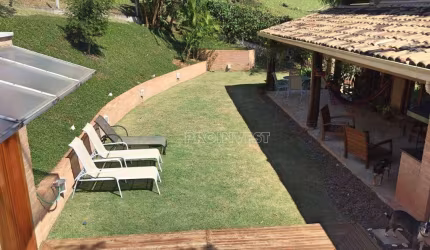 Casa em condomínio na Granja Viana!