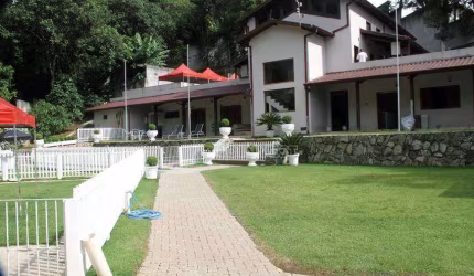 Casa / Chácara para venda ou locação com instalações completas para criadouro de cães.