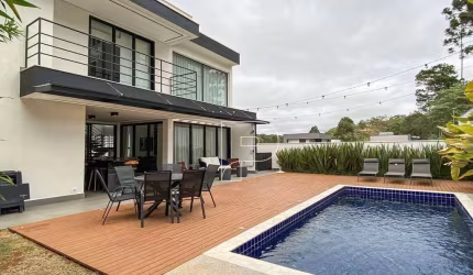 Casa de alto padrão no Vintage, Granja Viana - moderna, com 4 suítes amplas, piscina e área gourmet