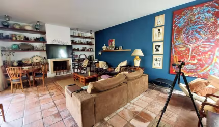 Casa no Miolo da Granja Viana.