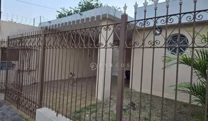 Casa no centro de Jacareí para venda.