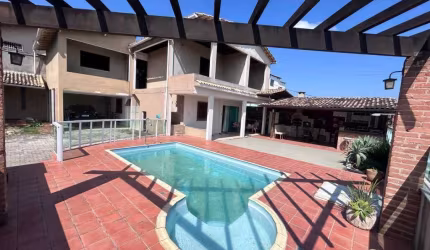 Casa Duplex à venda 5 Quartos sendo 4 suítes lazer com área gourmet, piscina,churrasqueira ,bairro Itapebussu - Guarapari-ES