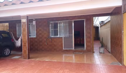 Casa independente com quintal à venda em Praia Grande/SP