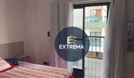 Kitão semi mobiliado, com sacada e ar condicionado
