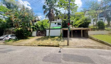 Linda casa em meio a natureza 4 quartos (3 suítes), piscina, churrasqueira