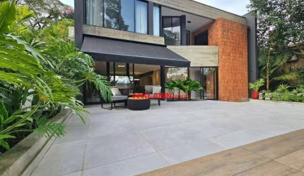 Sobrado Esplendoroso com Magnífico Projeto Elaborado por Arquitetos MOBILIADO - 3 Suítes com Closet - 3 Vagas de Garagem - Área Gourmet com Jacuzzi