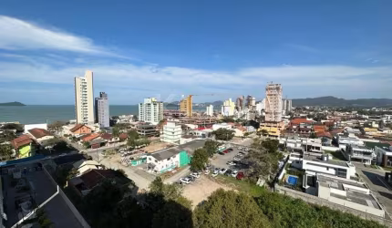 Apartamento mobiliado em Balneário Piçarras com vista mar, 2 quartos e ampla área de lazer.