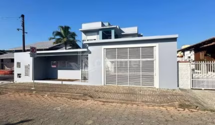 Casa mobiliada em Penha, 3 quartos sendo 1 suite com banheira, 400 metros do mar, piscina, área de festas.
