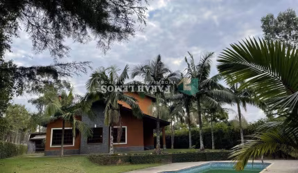 Linda casa em condomínio. Aceita financiamento / financia