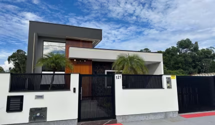 Casa 3 dormitórios sendo 1 suíte