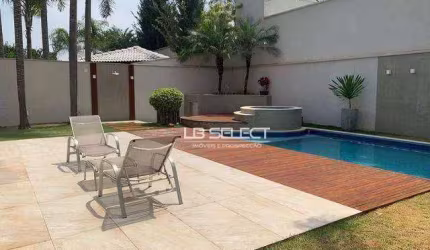 Casa no condomínio Gávea Hill II com três suítes com closet e área gourmet completa.