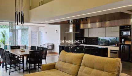 Casa alto padrão do Condomínio Raros com quatro suítes e varanda gourmet completa.