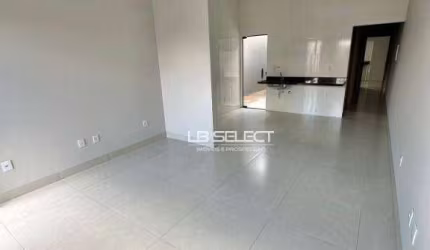 Casa no bairro Shopping Park com dois quartos, uma suíte e três vagas de garagem.