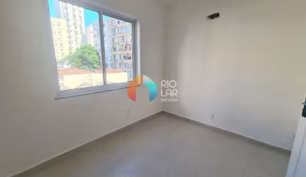 Apartamento Sala e Quarto à venda em Ipanema , Banheiro com Blindex, Cozinha cabe Fogão e Geladeira