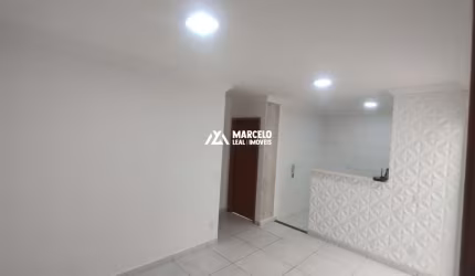 Apartamento com 2 quartos, térreo com quintal coberto, em condomínio fechado  na