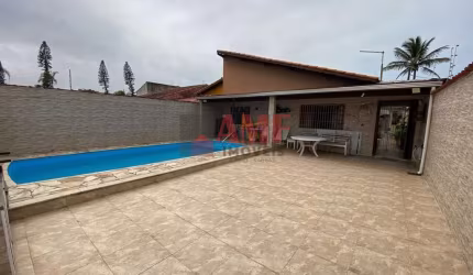 Casa de esquina, 100 metros do mar, mobiliado, com piscina e área gourmet.