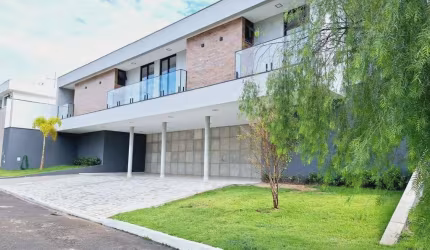 Excelente casa Linear com 4 suites e 8 vagas em condomínio fechado