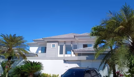 Linda Casa com 4 Suítes sendo 1 no térreo, cozinha com armários planejados, Sótão, Sala 3 Ambientes, Piscina, Churrasqueira, sauna em uma Belíssima Área Gourmet c/ Dep. Completa toda a casa com ar con