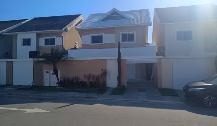 LINDA CASA  A VENDA EM VARGEM PEQUENA COM 5 QUARTOS 4 SUÍTES, 1 QUARTO NO TERREO EM COND. CLUBE !