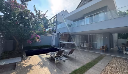 Linda casa à venda no Condomínio Art Life com 3 suítes , sala 3 ambientes, piscina, churrasqueira em um belíssimo Cond. clube !