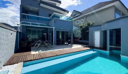 Linda casa a venda no Condomínio Parc des Palmiers no final do Recreio início da Barra com 3 suítes mais 1 quarto no térreo, sala 3 ambientes , piscina, churrasqueira e jardim em um belíssimo Cond. cl