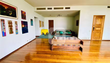 Tijuca área nobre. 4 quartos com  200 metros quadrados e 2 vagas cobertas e sôltas.