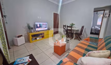 Apartamento tipo casa com área externa.
