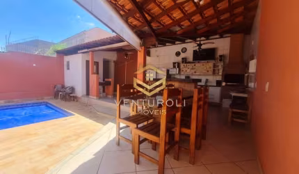 Residência Charmosa com 3 Quartos, 2 Suítes e Piscina!!