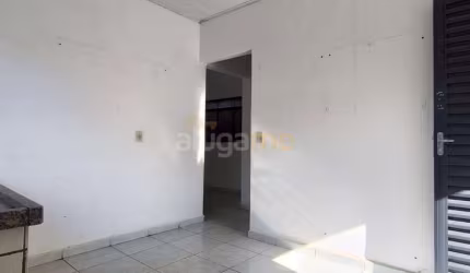 Casa com 2 dormitórios, com uma ampla varanda.