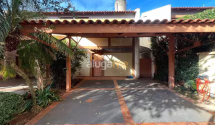 Sobrado no condomínio Green Village I, com 3 dormitórios (1 suíte) e 2 vagas.