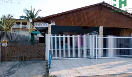 Casa à venda em Guaratuba, 200 metros da praia.