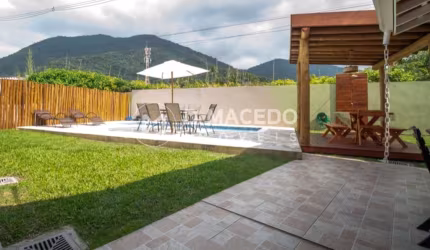 Casa super confortável no Condomínio Salga na Praia da Lagoinha, Ubatuba-SP: 4 quartos, 3 suítes, com piscina e ar condicionado - Imperdível!
