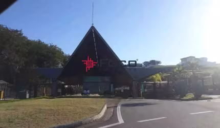 Terreno de 740m² Plano no Condomínio Reserva do Paratehy Sul