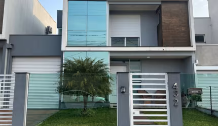 Sobrado com excelente acabamento!  É ótima localização!