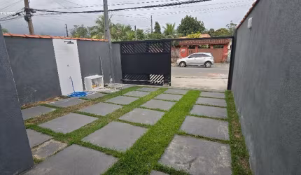 Linda casa à venda com 106m², 03 dormitórios (sendo  01 suíte), 02 banheiros, 03 vagas e quintal praia do Sesc, Bertioga, São Paulo.