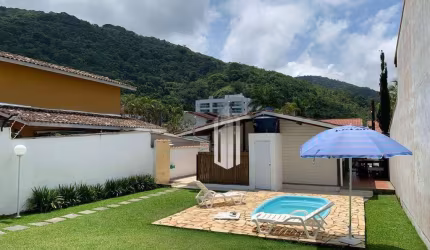 Casa com Piscina  à Venda na Praia Toninhas em Ubatuba/SP