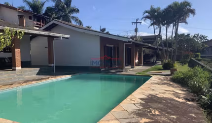 Casa  em condomínio fechado com 3 Dormitórios sendo 1 suíte e piscina  em uma ót