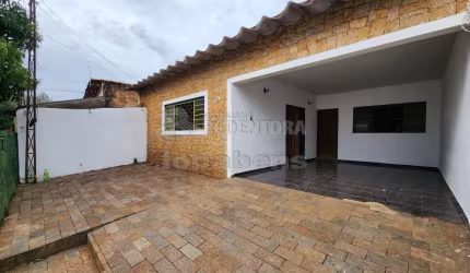 Casa com 4 dormitórios  e 2 vagas de garagem no bairro Jardim Roseiral