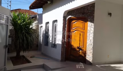 Boa Vista - Casa em local residencial e comercial,  tendo 3 dormitórios com armários, sendo 1 tipo apartamento com ar condicionado, 2 salas, 2 cozinhas