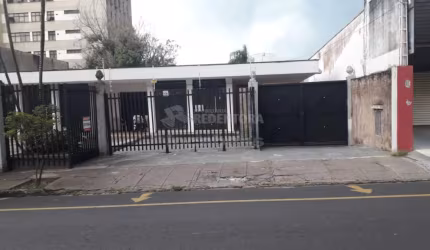 Centro - Casa com ampla construção e terreno em excelente localização, Comercio ou Residencia